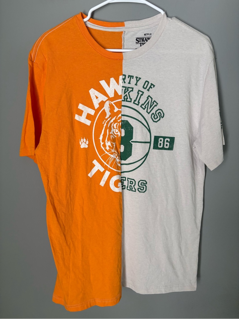 Stranger Things Hawkins Tigers Split Color Block T-Shirt Size L Netflix 1986